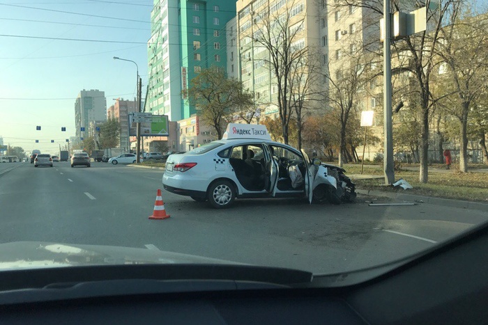 Пассажир такси скончался после столкновения со столбом в Челябинске