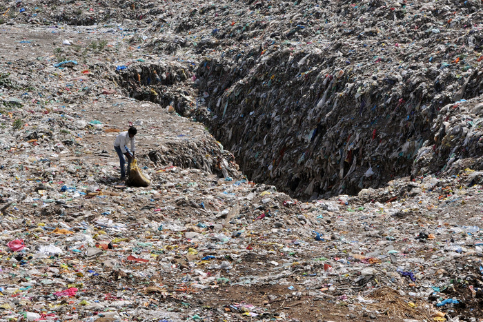 Многометровые слои мусора тлеют на несанкционированной свалке в Екатеринбурге