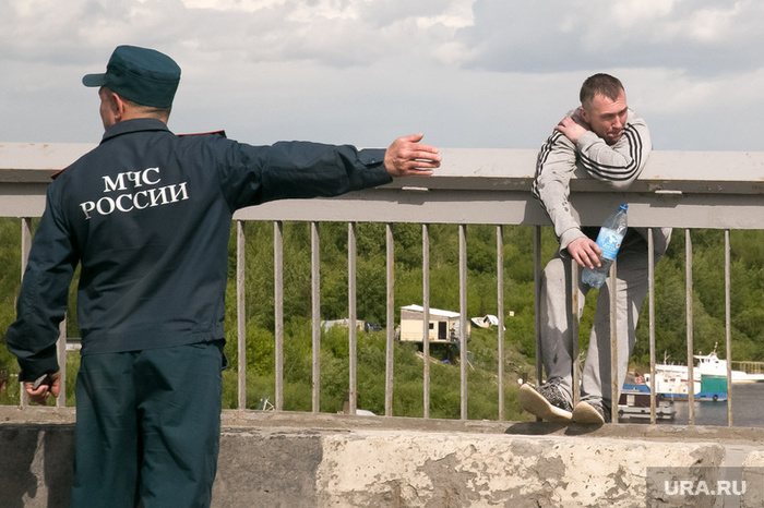 В Тюмени на мосту полицейские пытаются спасти довольного жизнью мужчину