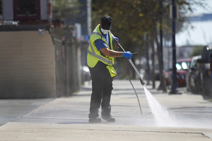 Высокинский пообещал, что весной улицы Екатеринбурга вымоют с мылом