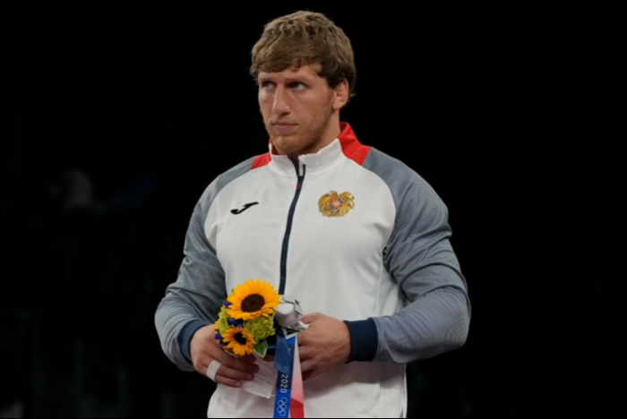 Проигравший борец на церемонии награждения отказался надеть олимпийскую медаль
