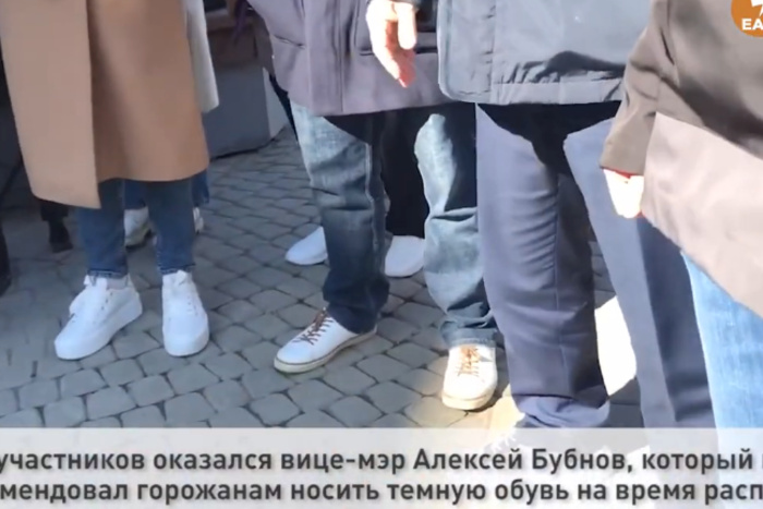Алексей Бубнов прогулялся по центру Екатеринбурга в белых кроссовках
