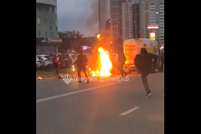 Мотоциклист и его пассажир едва не сгорели заживо после аварии на Фучика