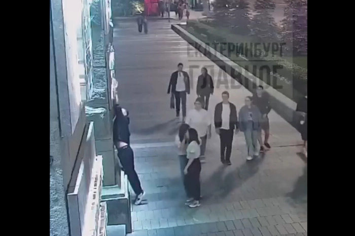 «Депутат-скандал» увеличил награду за личность вандала, сорвавшего с мэрии Екатеринбурга букву «Г»