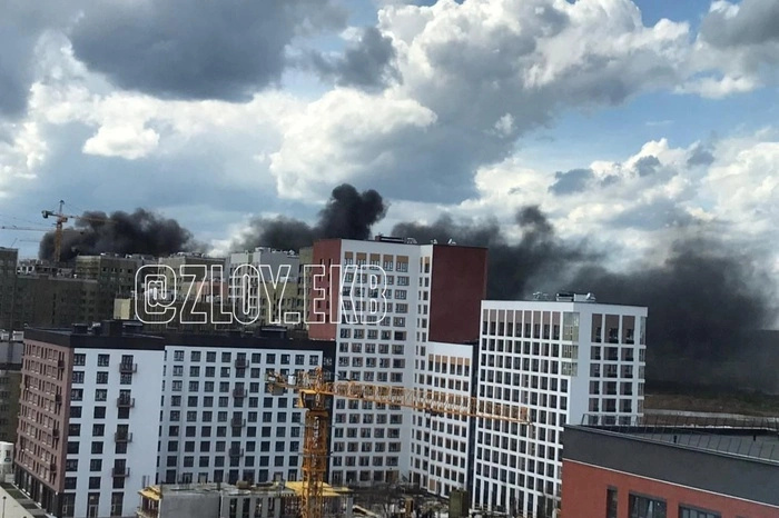 «Дым видно с ЕКАД»: на екатеринбургской стройке произошёл пожар