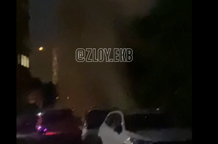 На ЖБИ столб кипятка высотой с многоэтажку разбил десяток машин