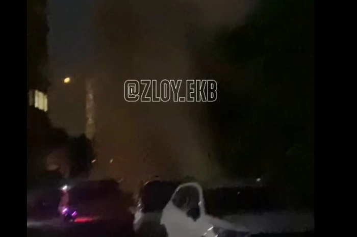 На ЖБИ столб кипятка высотой с многоэтажку разбил десяток машин