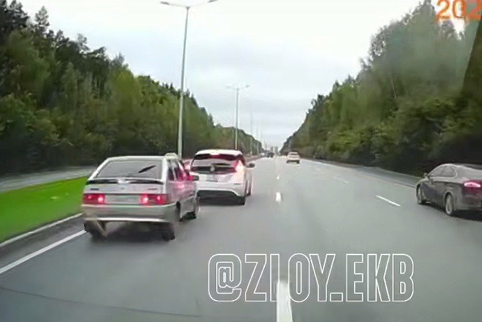 «Нашел время…» Автохама-учителя сняли на регистратор на Дублере Сибирского тракта