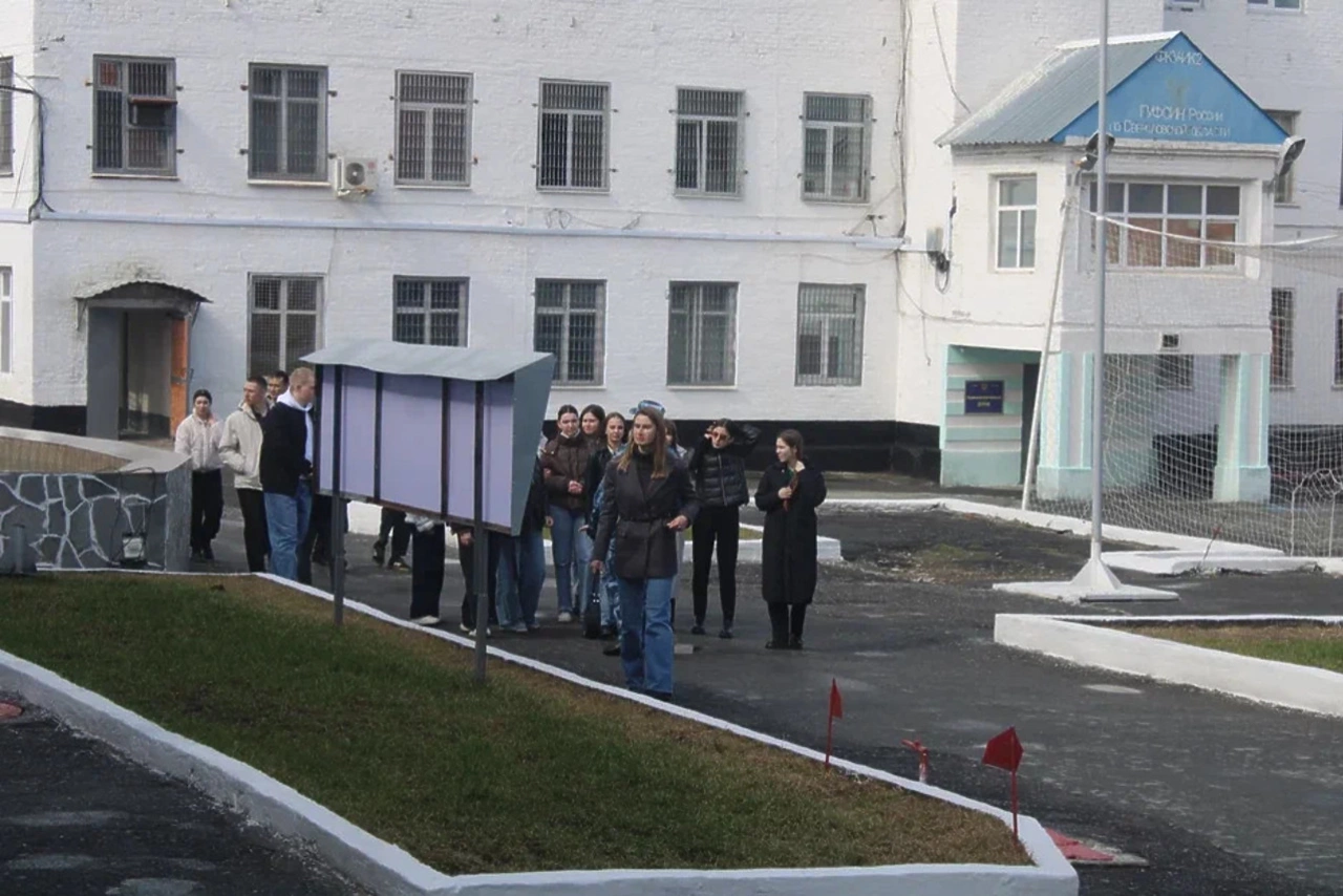 В Екатеринбурге будущим полицейским показали колонию для рецидивистов