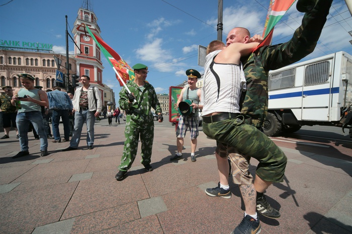В центре Екатеринбурга гуляют сотни пограничников