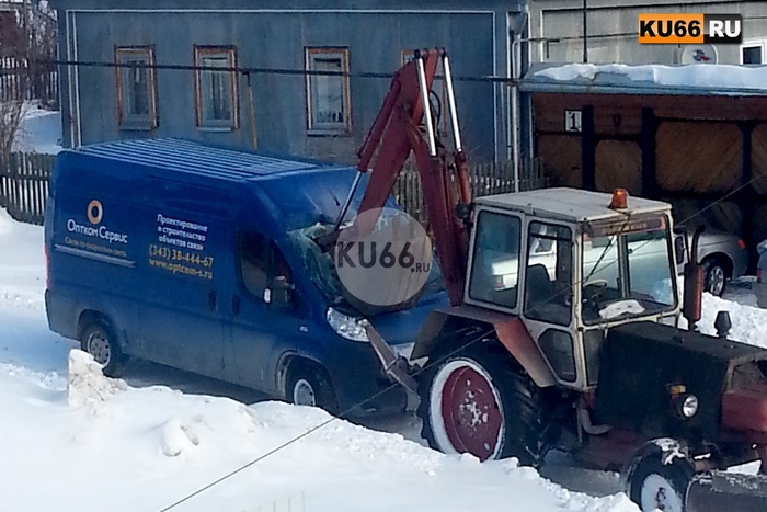 Трактор пробил ковшом лобовое стекло микроавтобуса в Каменске-Уральском