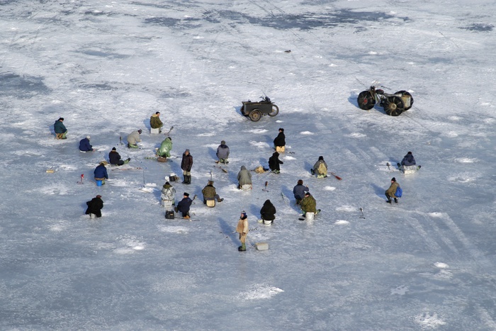 Спасатели эвакуировали 16 рыбаков со льдины на Белоярском водохранилище