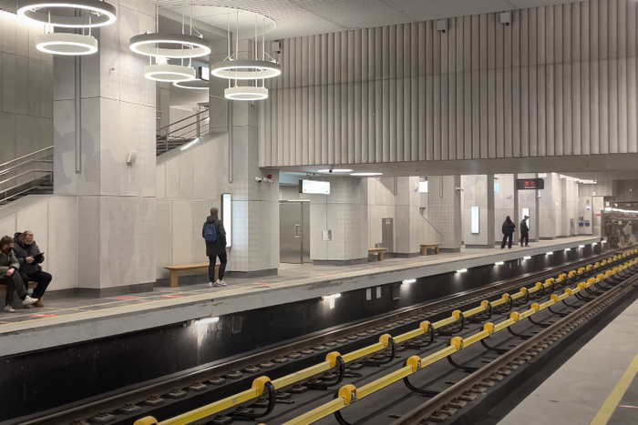 В метро Екатеринбурга стали укладывать новые рельсы