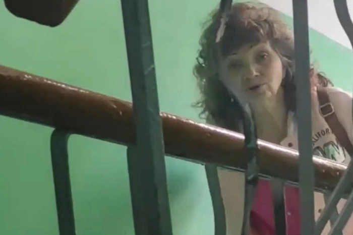 В Екатеринбурге мать с сыном уже полтора года терроризируют соседей