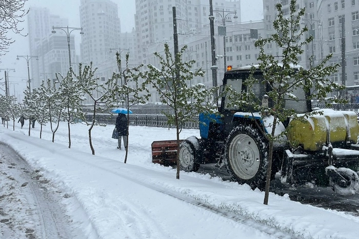 Засыпанный снегом Екатеринбург в нашем фоторепортаже