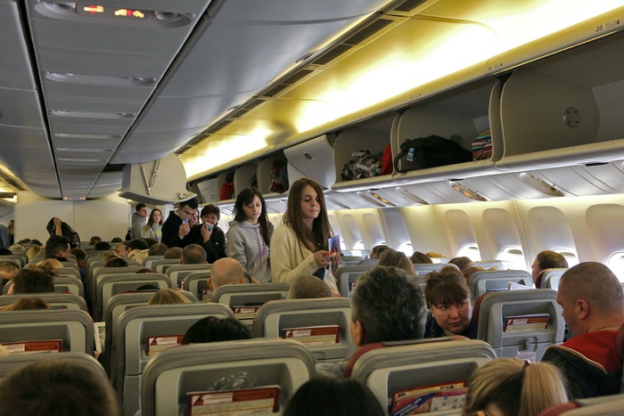 Самолет экстренно сел в Челябинске из-за неадекватной пассажирки
