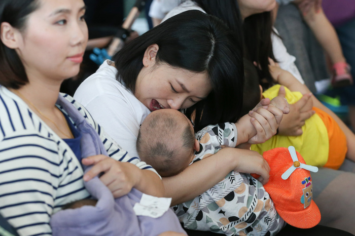 Китай разрешил всем семьям иметь двоих детей