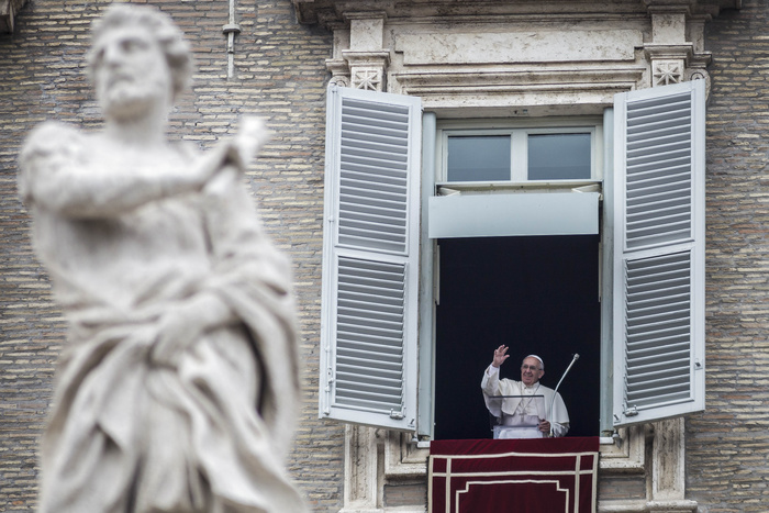 Календарь с фотографиями священников Ватикана произвёл фурор в Сети