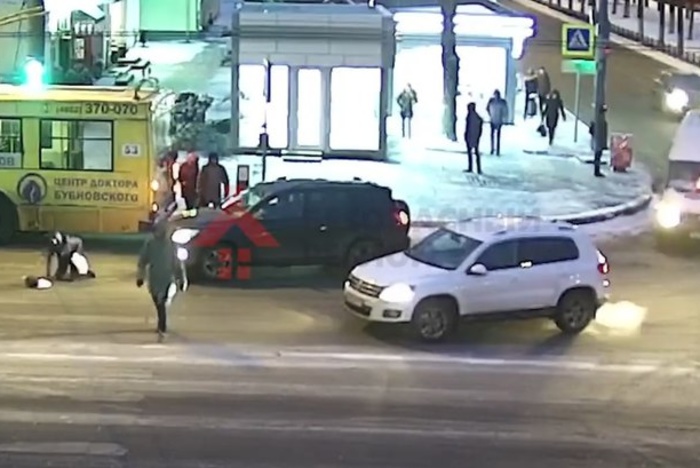 Невозмутимая жительница Ярославля проигнорировала сбивший ее автомобиль