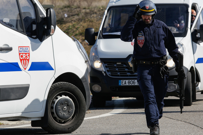 Во Франции умер полицейский, обменявший себя на заложников