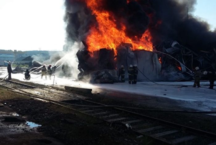 Пожар на складе в Екатеринбурге уже достиг 800 квадратных метров