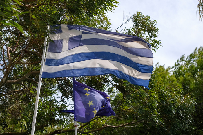 Греки выгнали украинцев из отеля за развешанные флаги
