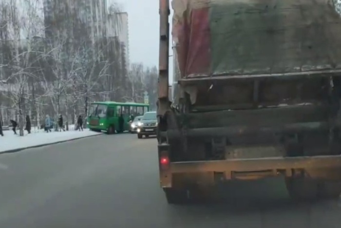 В Екатеринбурге автобус с пассажирами врезался в легковушку