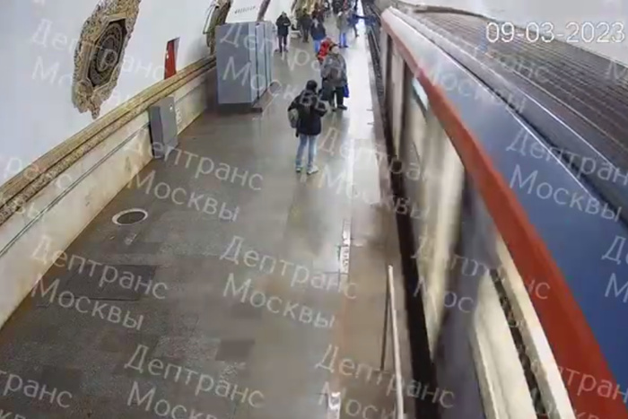 Мужчина толкнул подростка под поезд в метро