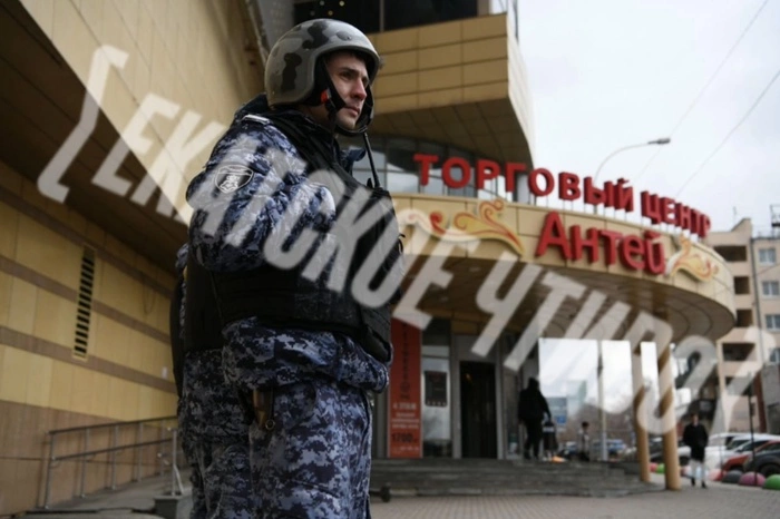 К екатеринбургскому ТЦ съехались силовики