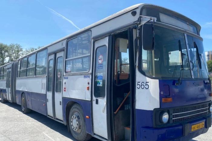 В Екатеринбурге решили продать автобусы, которым почти 30 лет