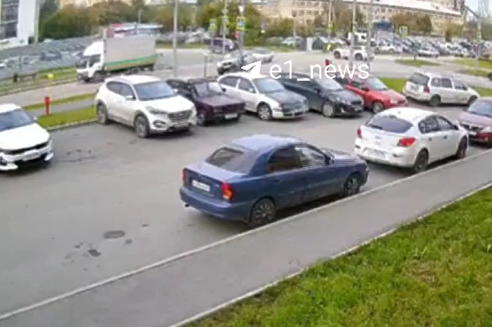 В Екатеринбурге BMW очень внезапно влетела в светофор