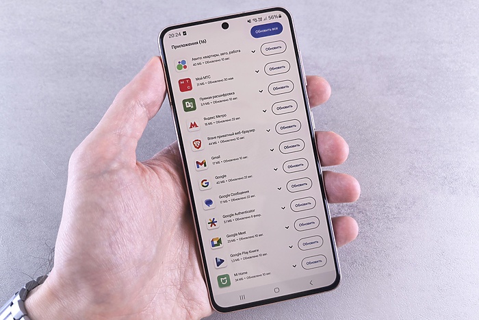 Семья на Урале лишилась 9 млн рублей, пытаясь установить обновление на телефон