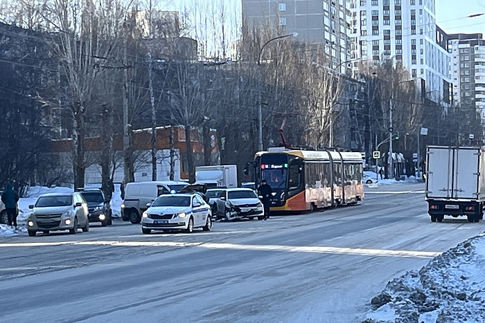На ВИЗе в сторону центра встали трамваи