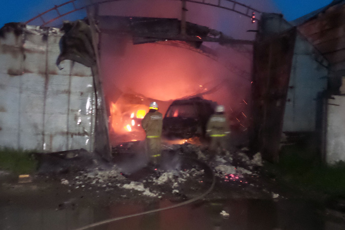 Ангар с автомобилями сгорел ночью на улице Карьерная в Екатеринбурге