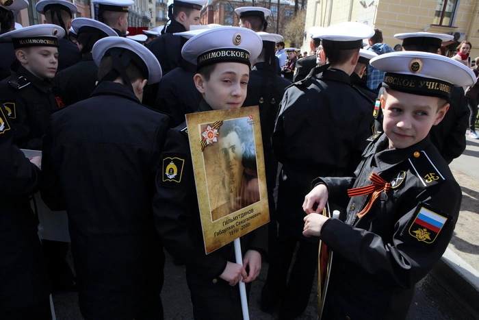 Подростки из почетного караула в День Победы показали средний палец