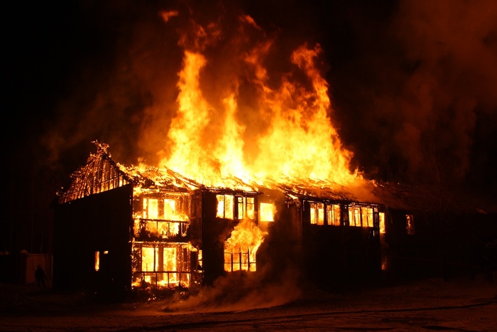 Мошенники пытались получить 8 миллионов рублей за сожжение макета «жилого дома»