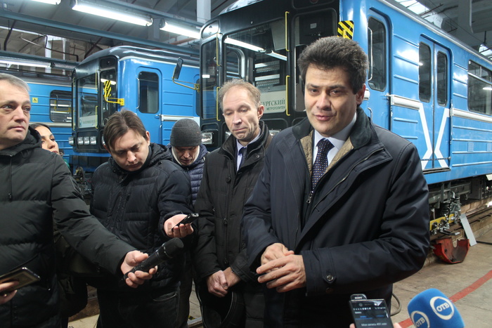 Новые-старые вагоны запустили в метро Екатеринбурга