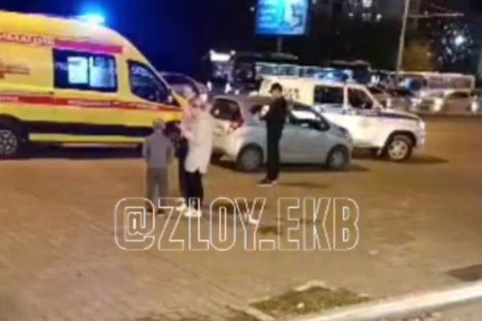 У ТЦ «Глобус» неизвестные напали на мужчину с ребёнком