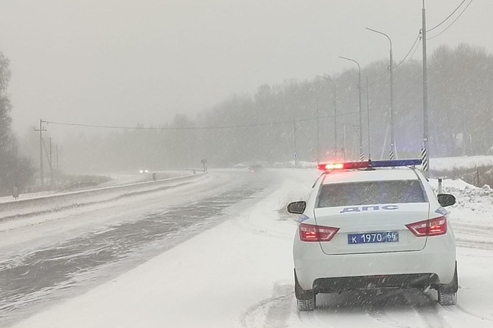ГИБДД предупредила свердловских водителей о заметённых дорогах
