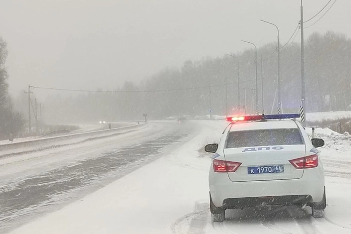 ГИБДД предупредила свердловских водителей о заметённых дорогах