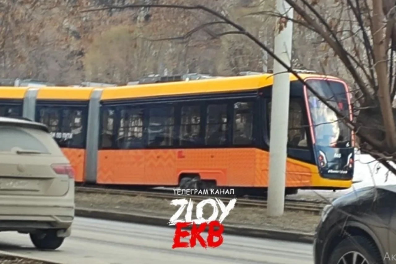 В Екатеринбурге сошел с рельсов новый трамвай