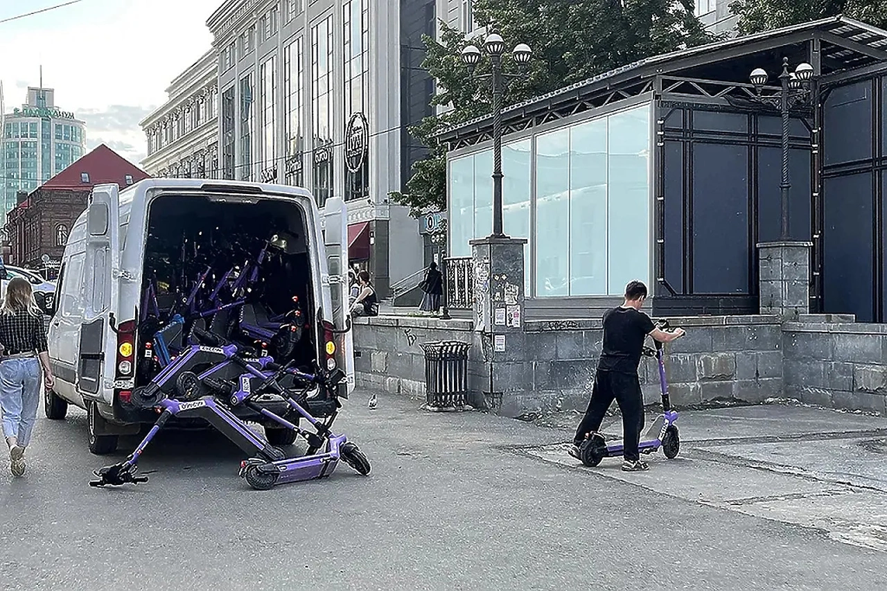 В Екатеринбурге хотят начать штрафовать кикшеринги за оставленные электросамокаты у школ