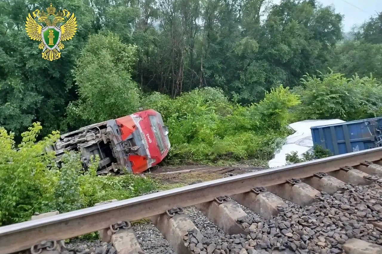 Шесть вагонов поезда сошли с рельсов на Свердловской железной дороге из-за размыва земли
