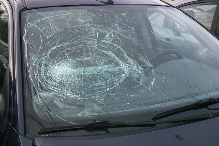 Взбесившаяся автоледи разбила ногой лобовое стекло чужой машины
