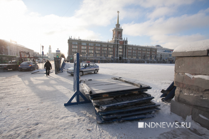 В Екатеринбурге начали возводить ледовый городок