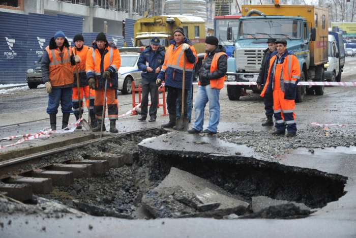 На улице Малышева асфальт уходит под землю