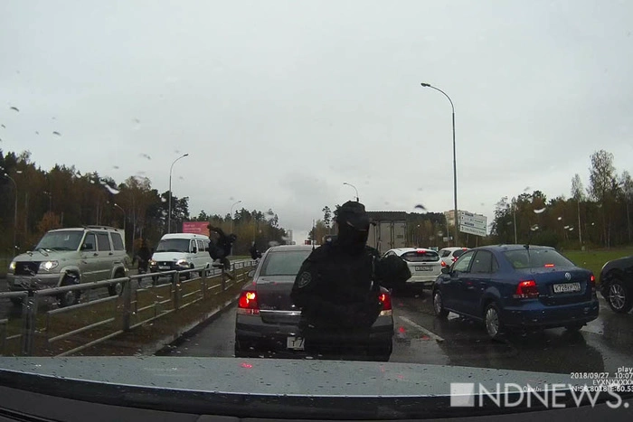 В Екатеринбурге неизвестные силовики провели спецоперацию в пробке