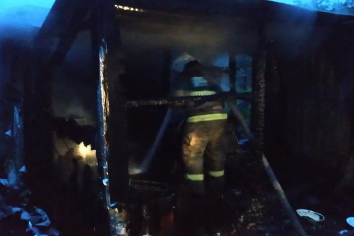 В Екатеринбурге в страшном пожаре едва не погиб мужчина, его пытался сжечь собственный сын
