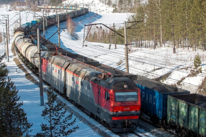 В Свердловской области под колёсами поезда погиб молодой мужчина