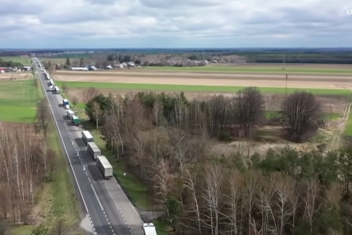 Минпромторг предложил вывести часть грузов из-под запрета на въезд фур из ЕС